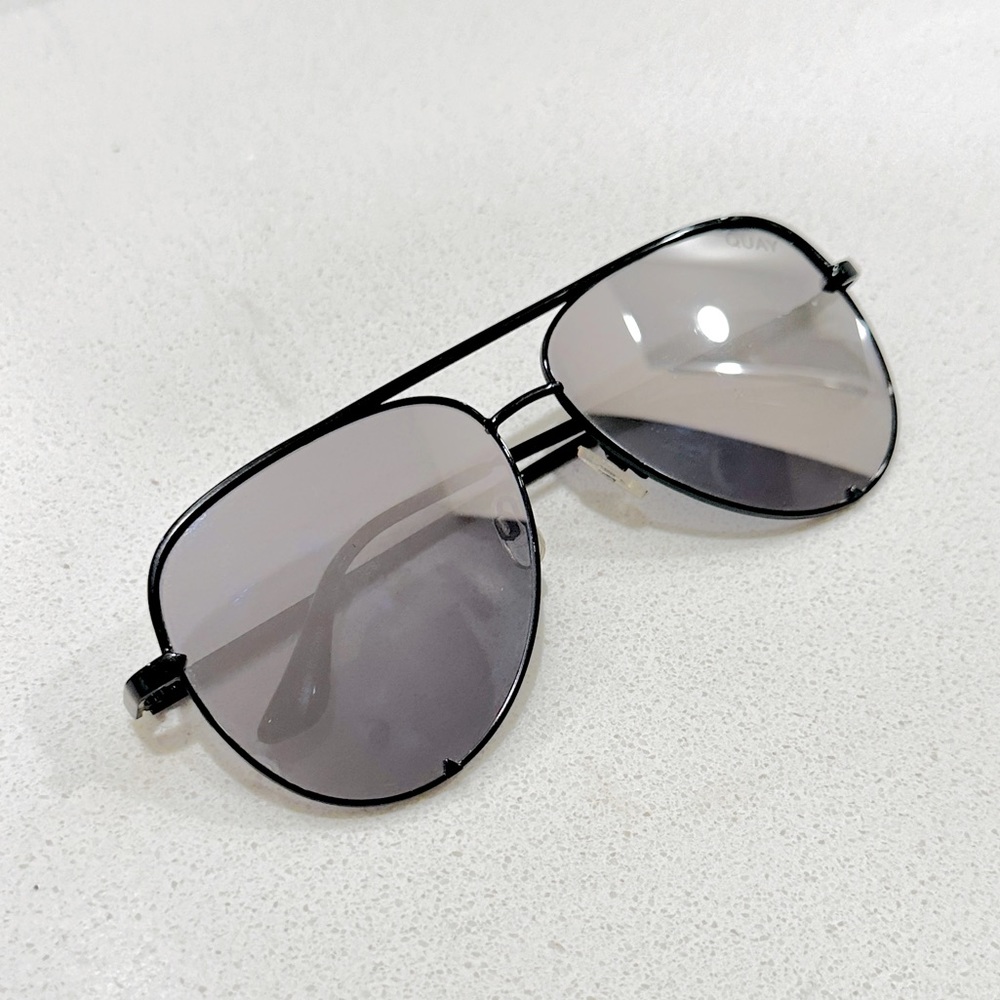 Quay Sunglasses - High Key - Silver mirror with black frame